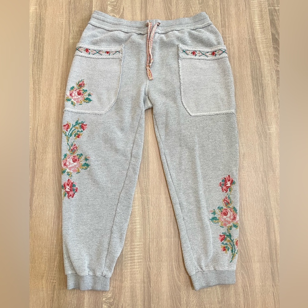 Sundance - Grey Embroidered Floral relaxed fit high rise waffle joggers. Size L